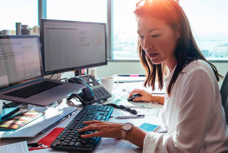 Femme tapant sur un clavier